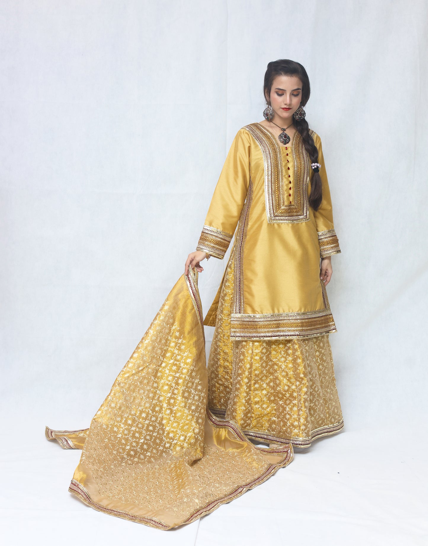 GOLDEN LEHNGHA
